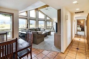 Fernseher, Kamin, DVD-Player, Bücher