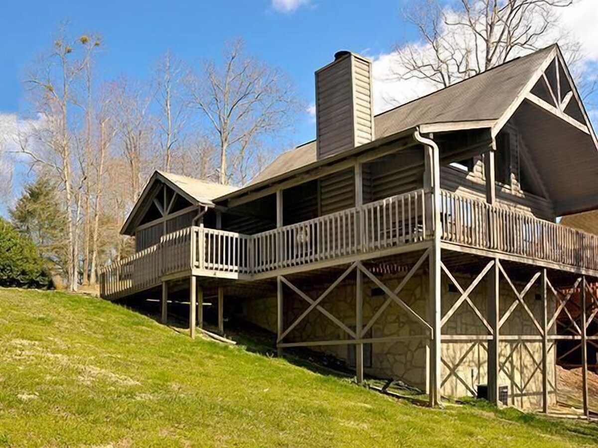 Cozy Bear: Rustic Resort Cabin - Brand New Hot Tub - Pet Friendly