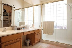 Badewanne, Whirlpool, Haartrockner, Handtücher