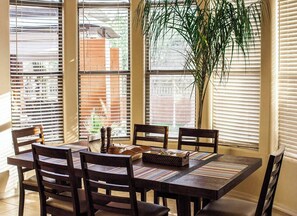 Dining - Gated Grayhawk 2 Suites Near TPC Open, Horse show, Barrette Jackson & WestWorld (Scottsdale)