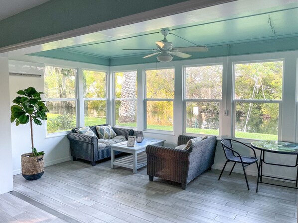 Älytelevisio, DVD-soitin, kirjoja