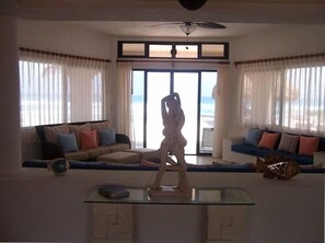 Fernseher, DVD-Player, Bücher, Musikbibliothek