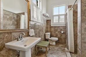 Bathtub, hair dryer, towels, soap - Prime location, Walk to all the French Quarter attractions. Ideal for groups. (New Orleans)