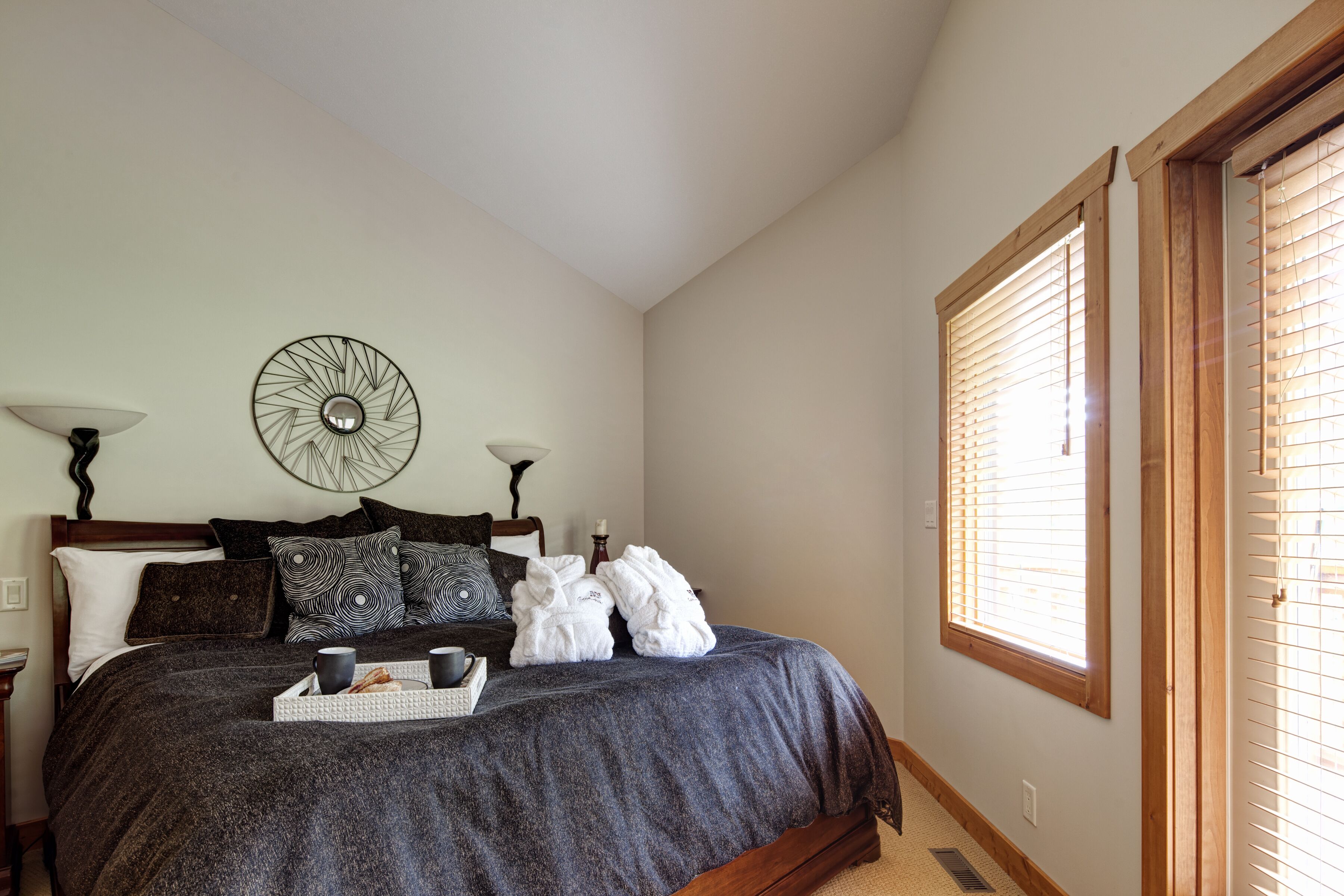 Whiskey Jack Creek Lodge - Private Hot Tub, Hot Springs access - On Golf Course