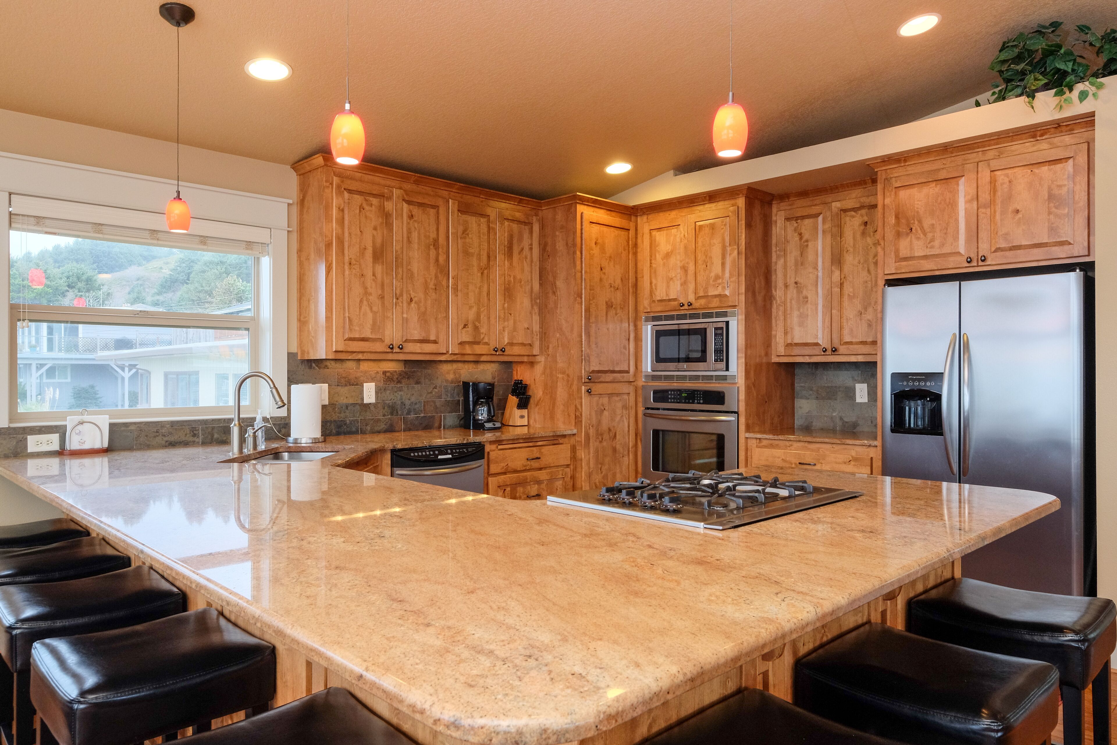 Spectacular 180 View in Roads End with Hot Tub