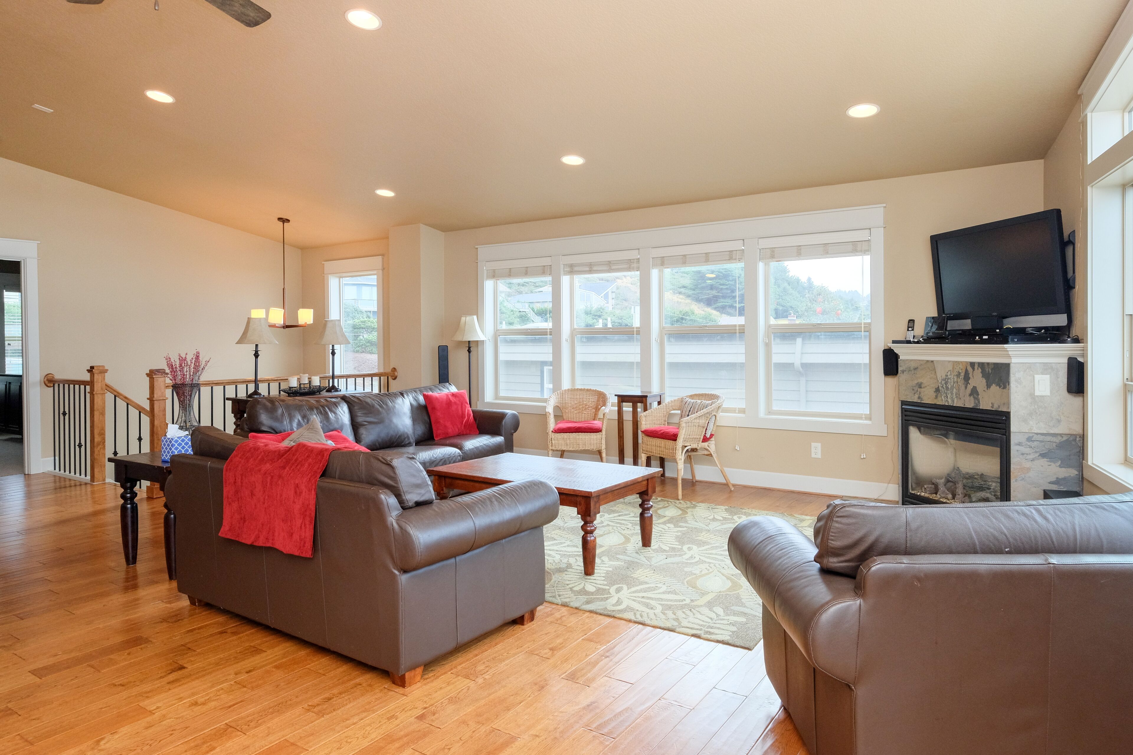 Spectacular 180 View in Roads End with Hot Tub