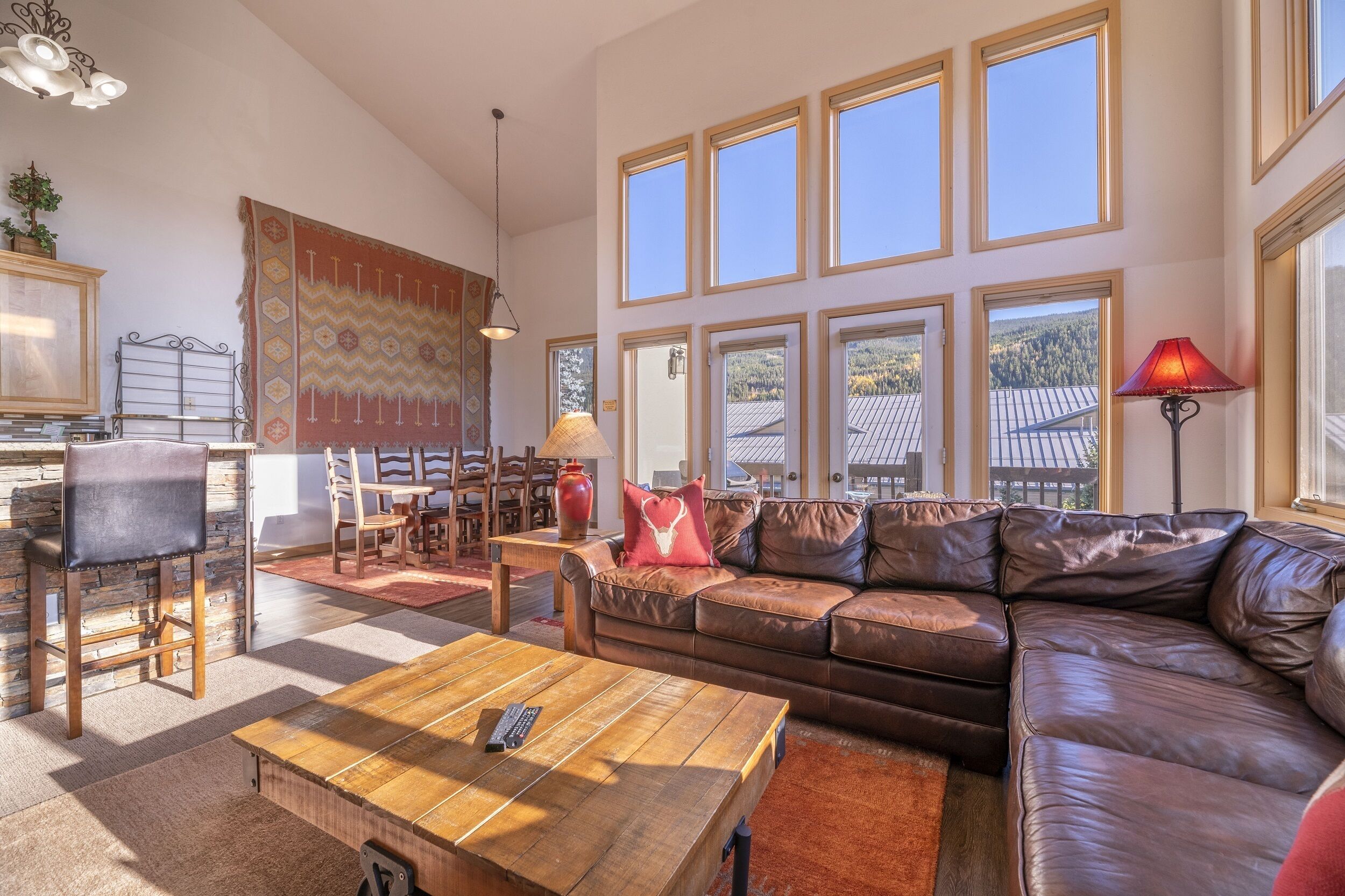 Fernseher, Kamin, Videospiele, DVD-Player