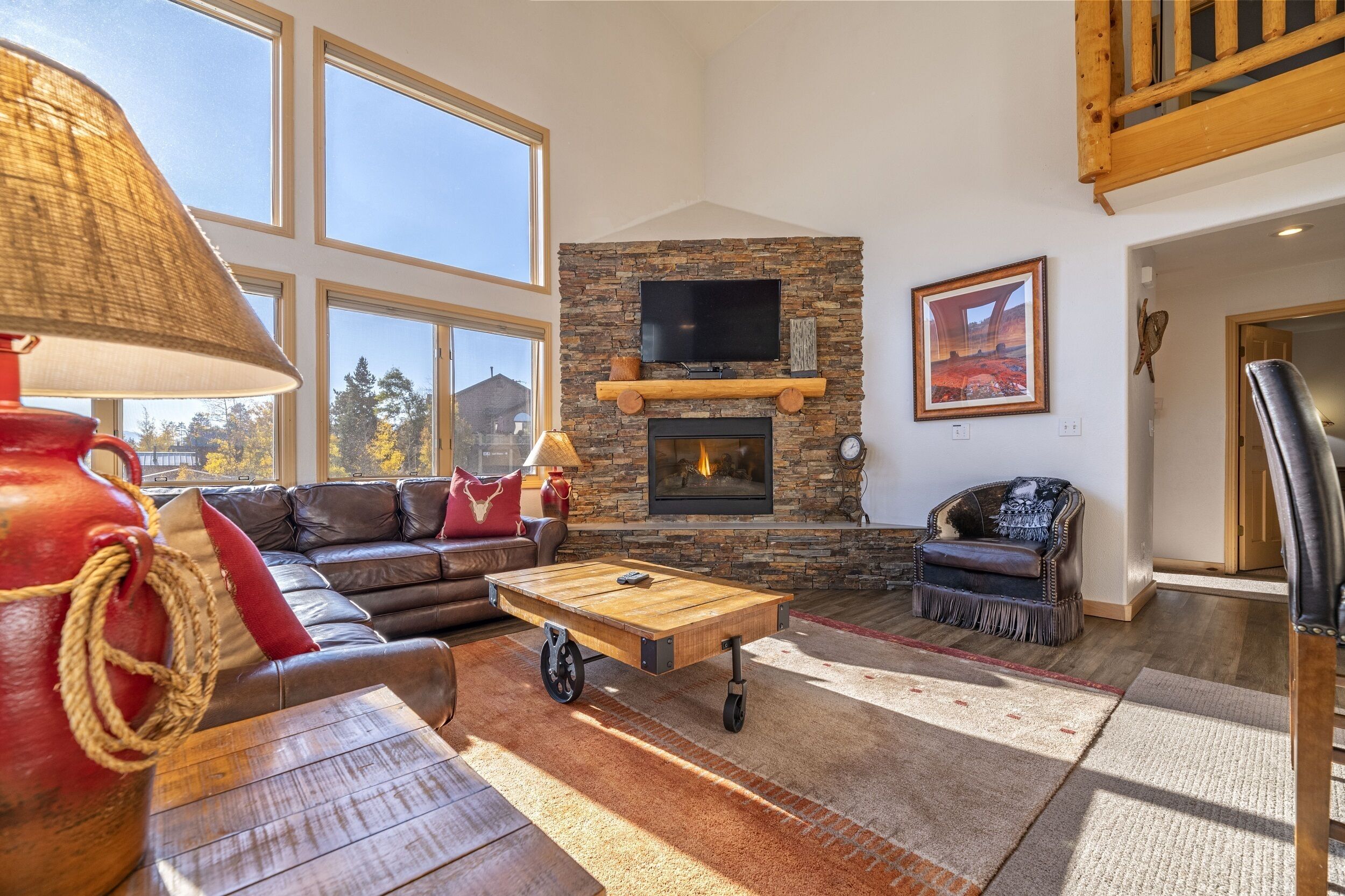 Fernseher, Kamin, Videospiele, DVD-Player