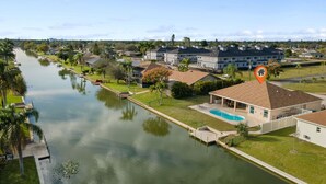 Zona residencial con casas, una piscina y un canal.