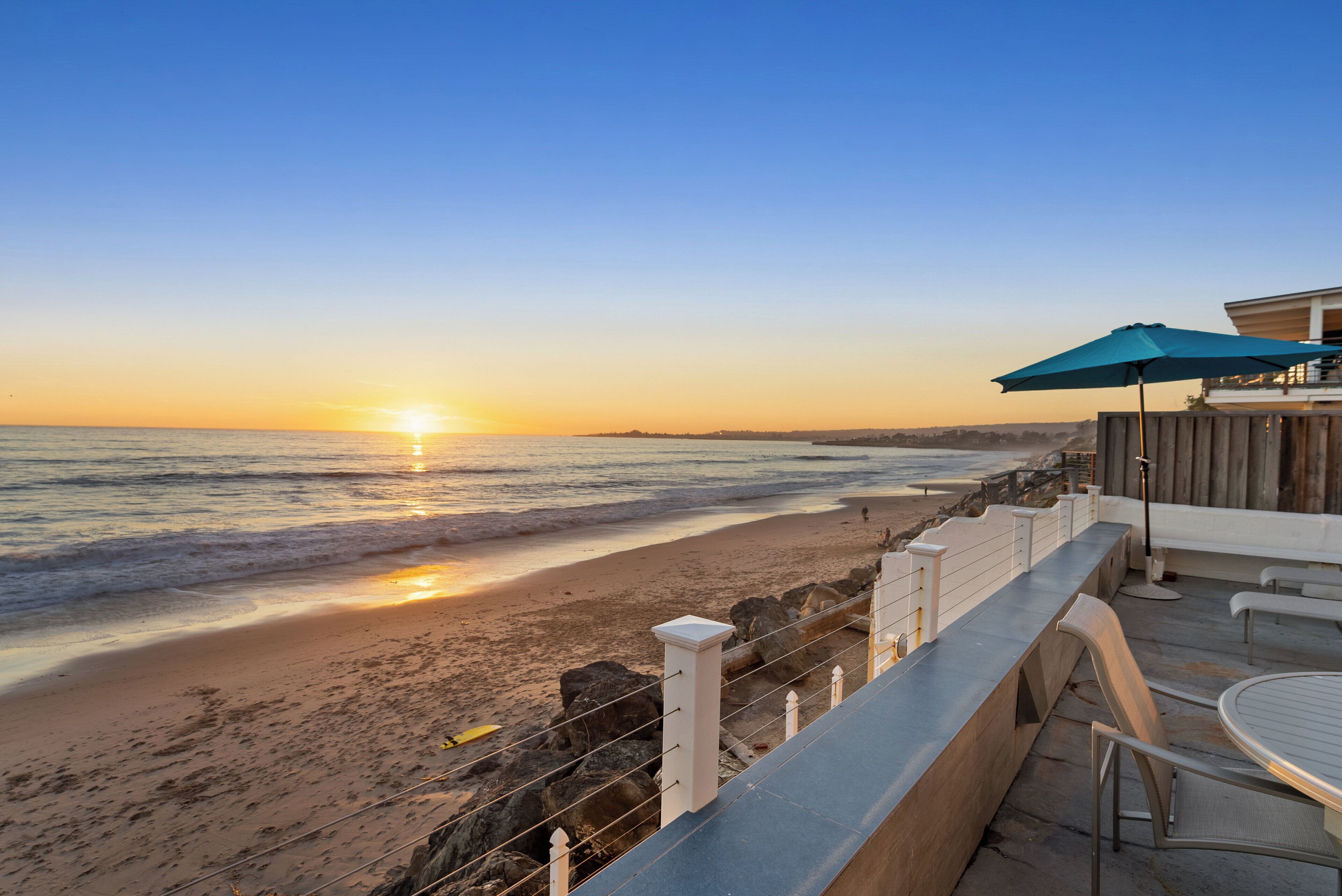 Rannalla, aurinkotuoleja, rantapyyhkeitä