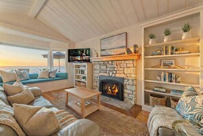 TV connectée, cheminée, livres, chaîne hi-fi