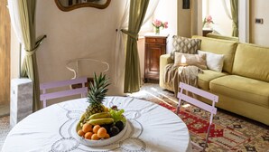 A room with a round table, a mirror, a sofa, and a patterned rug. - Casa Matilde: the coziest nest in downtown Torino (Torino)
