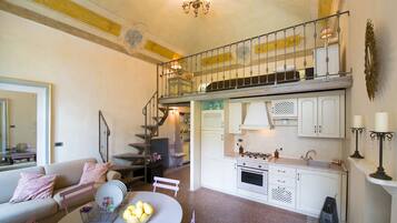 Smart-TV, Bücher, Stereoanlage