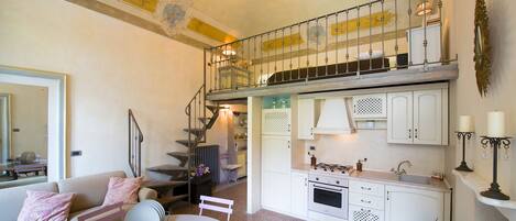 TV connectée, livres, chaîne hi-fi