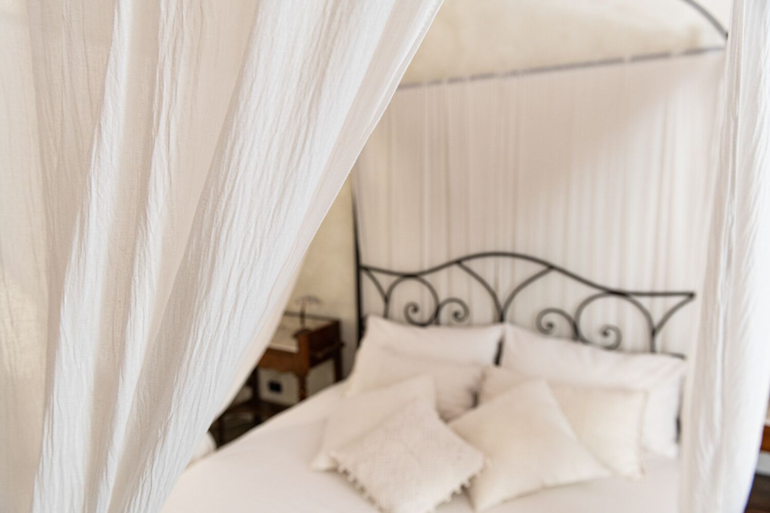 2 habitaciones, escritorio y tabla de planchar con plancha 