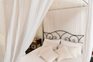 2 habitaciones, escritorio y tabla de planchar con plancha