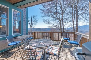 Outdoor dining - Townhome R21A-Mtn Home, Mtn View, Private Hot Tub, Indoor/Outdoor Pool & Hot Tub (Banner Elk)