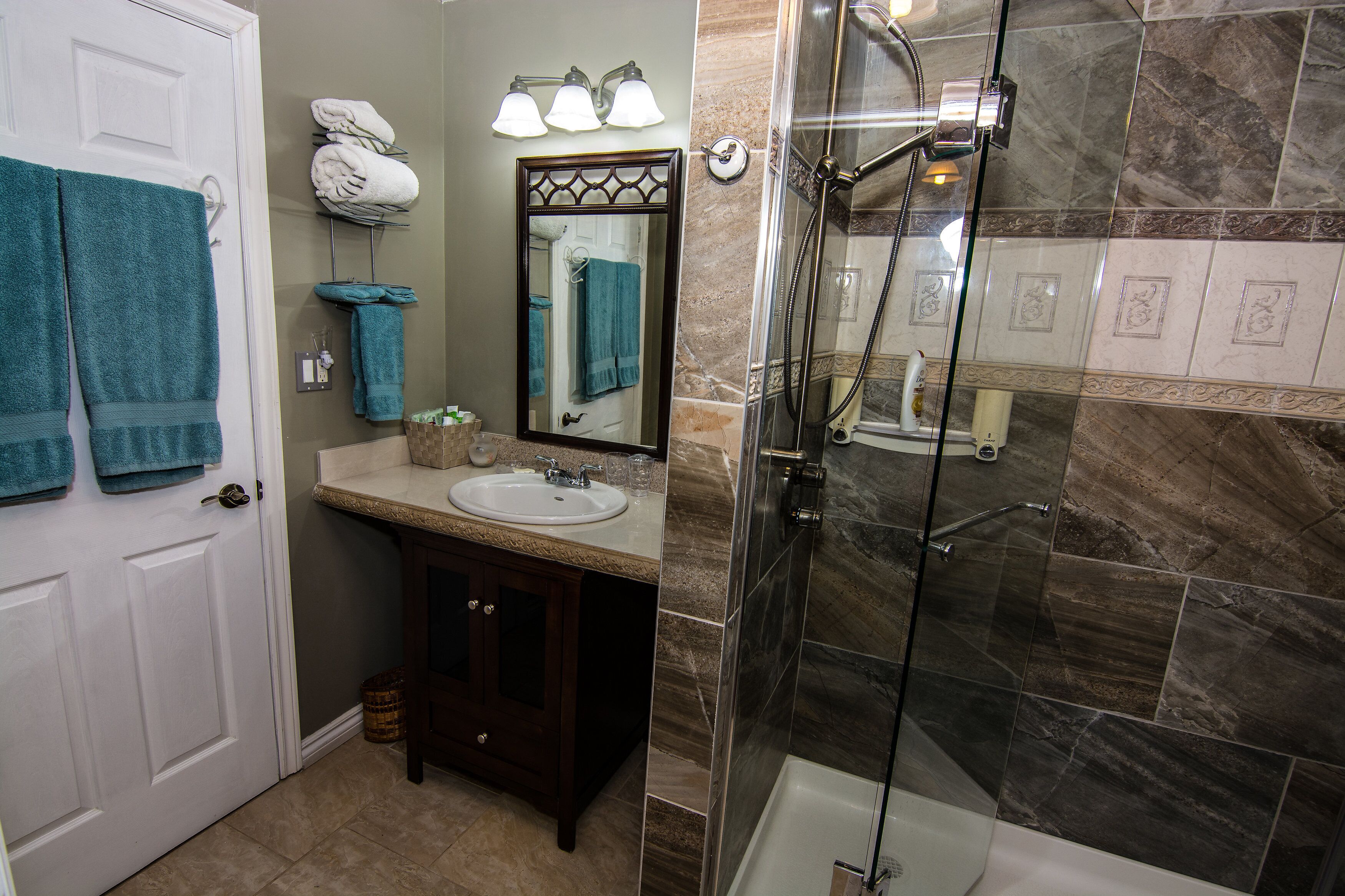 Middelshire - 10 Bedrooms 7.5 Bathrooms -  Eastern Ontario