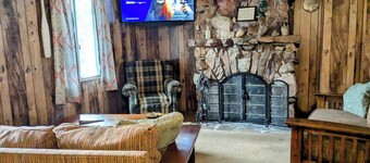 Rustic Cabin/Quiet Area/Next to Forest/Feet From Hiking Trails/Hot Tub/Garage