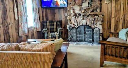 Rustic Cabin/Quiet Area/Next to Forest/Feet From Hiking Trails/Hot Tub/Garage