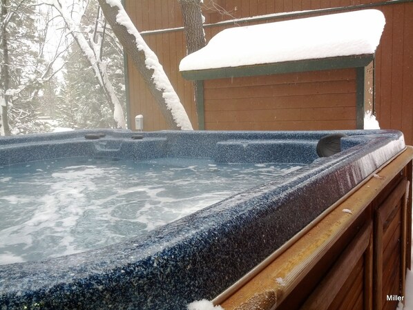 Outdoor spa tub - Rustic Cabin/Quiet Area/Next to Forest/Feet From Hiking Trails/Hot Tub/Garage (Big Bear Lake)