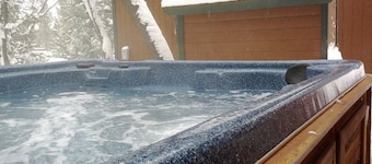 Rustic Cabin/Quiet Area/Next to Forest/Feet From Free Sledding/Hot Tub/Garage