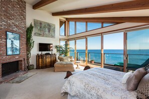 5 chambres, bureau, fer et planche à repasser, lit parapluie