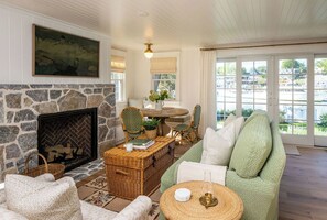 Smart TV, fireplace, books, stereo