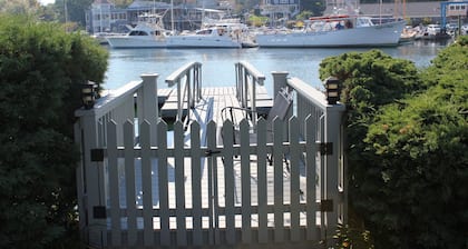 Waterfront Designer Cottage meublé au coeur de Kennebunkport Dock Square!