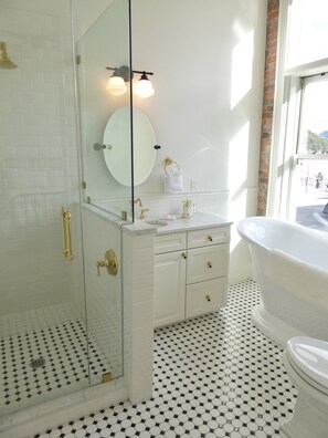 Combined shower/tub, hair dryer, towels, soap - Historic Silverton Downtown  Loft (Silverton)