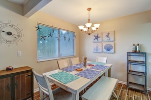 Dining - Pet Friendly | Updated Forest Ridge Villa | Short Walk to Beach | Community Pool & Tennis (Fernandina Beach)
