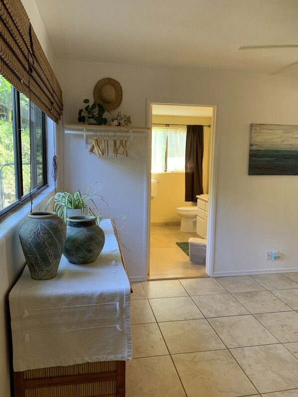 Interior - Kailua Kona, Home  between the beaches & Kona town,  10 min from airport.  

 (Kailua-Kona)