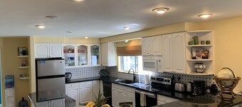 2 bd, 1 king, 1 queen, 1 dbl säng / den, dbl futon, 8 sovplatser, komplett kök, pool,