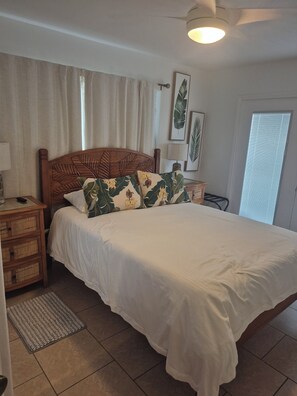 3 habitaciones, escritorio y tabla de planchar con plancha 