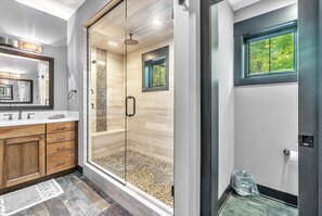 Combined shower/tub, towels