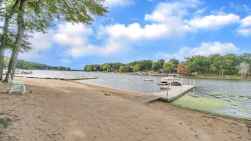 Plage, chaises longues, serviettes de plage