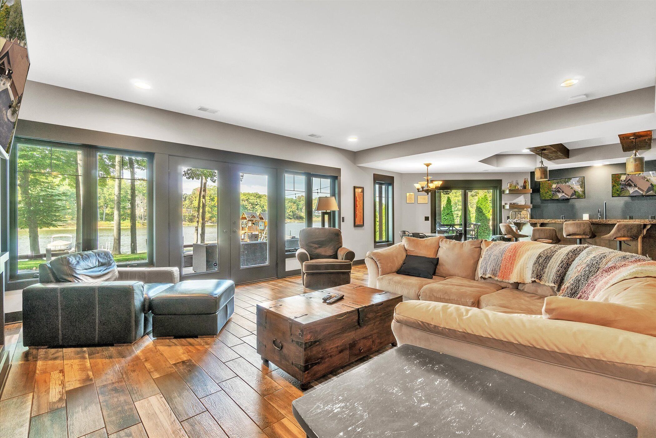 Smart-TV, Kamin, Stereoanlage, Computerbildschirme