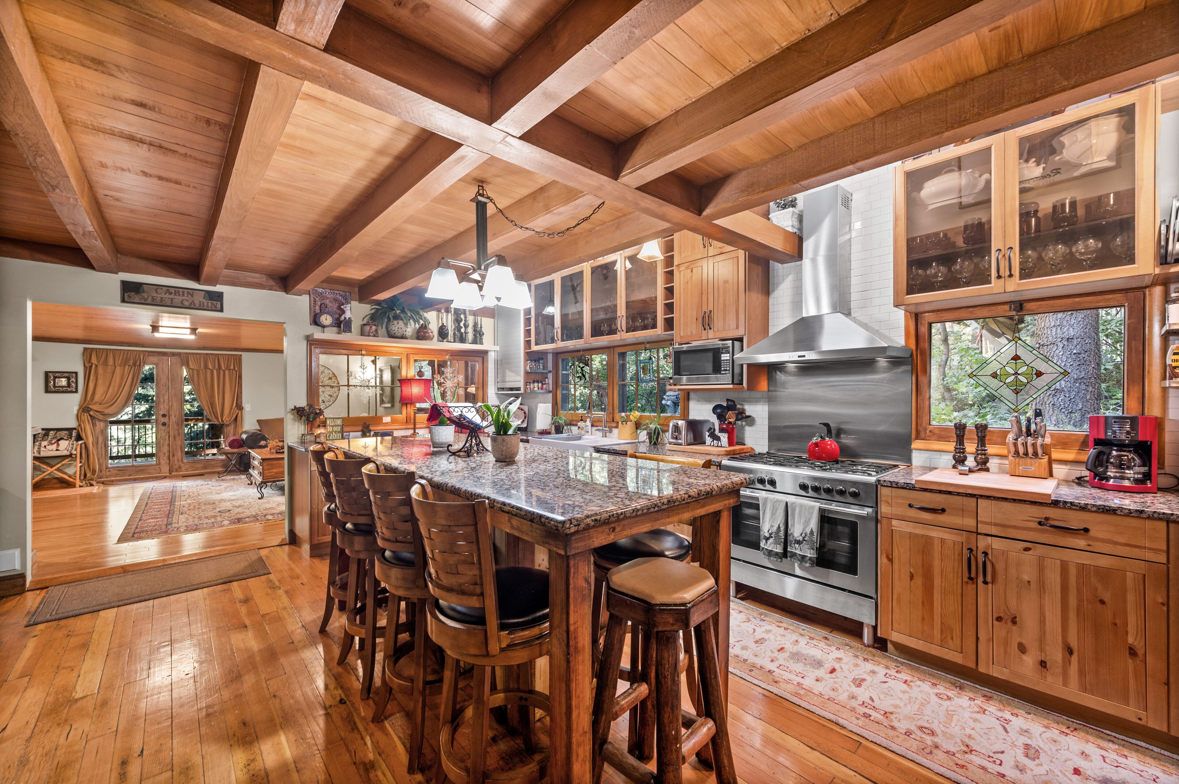 Private Ski/vacation cabin in canyon forest below ski resorts!