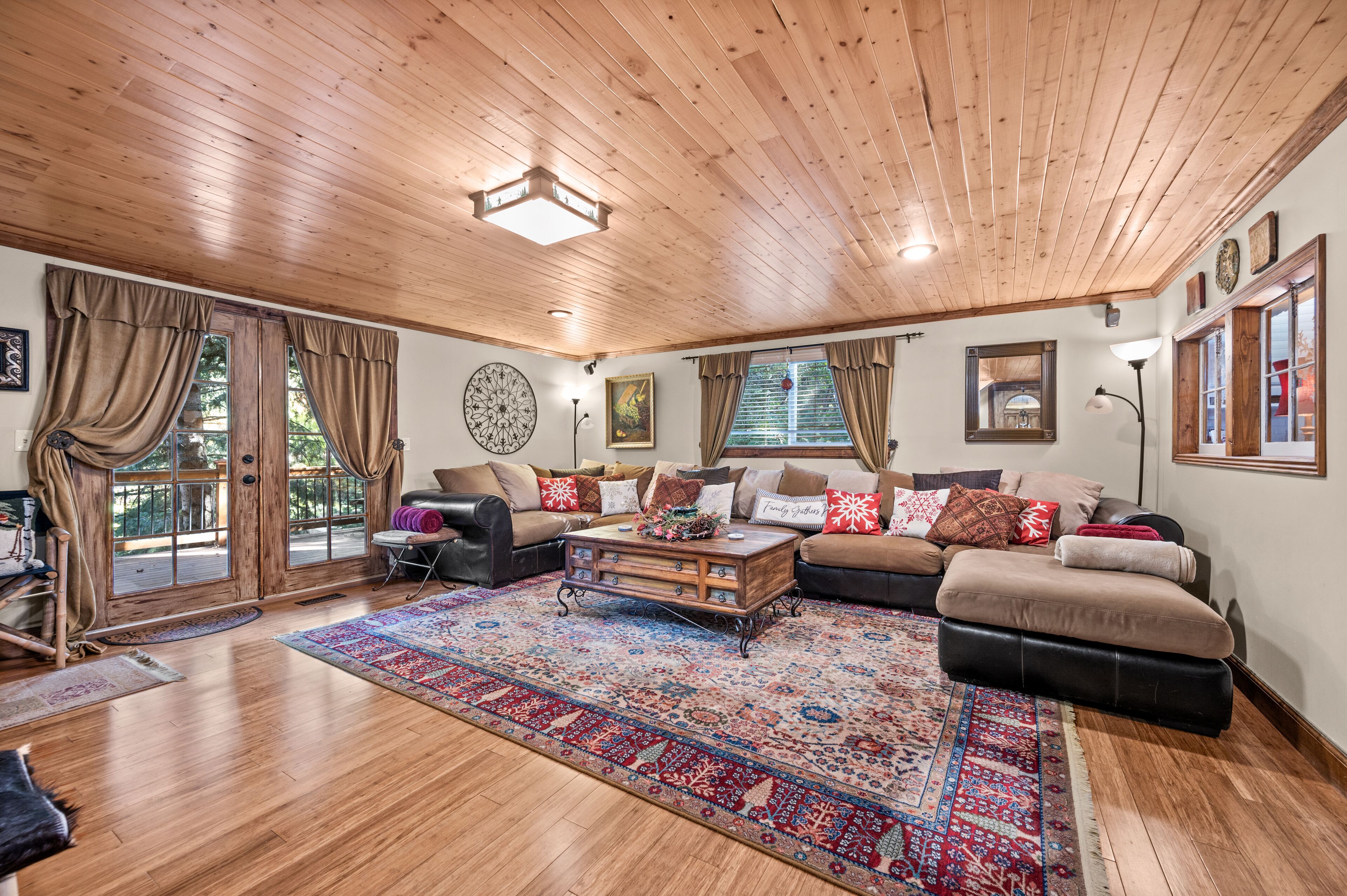 Private Ski/vacation cabin in canyon forest below ski resorts!