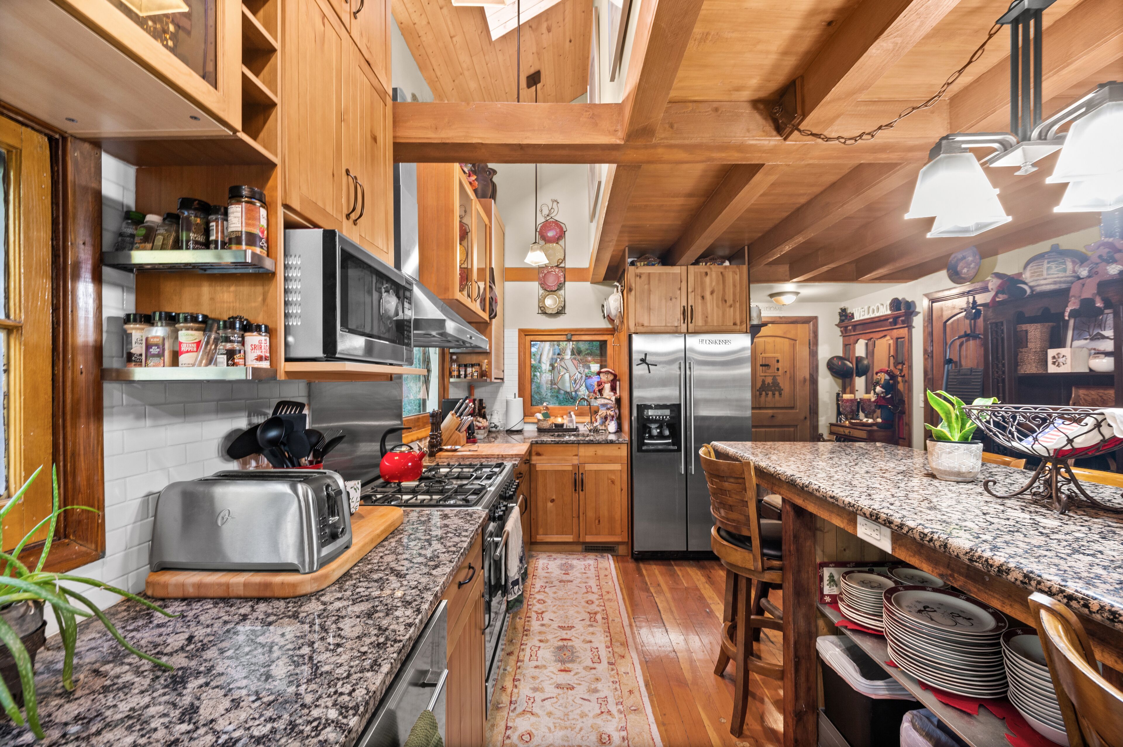 Private Ski/vacation cabin in canyon forest below ski resorts!