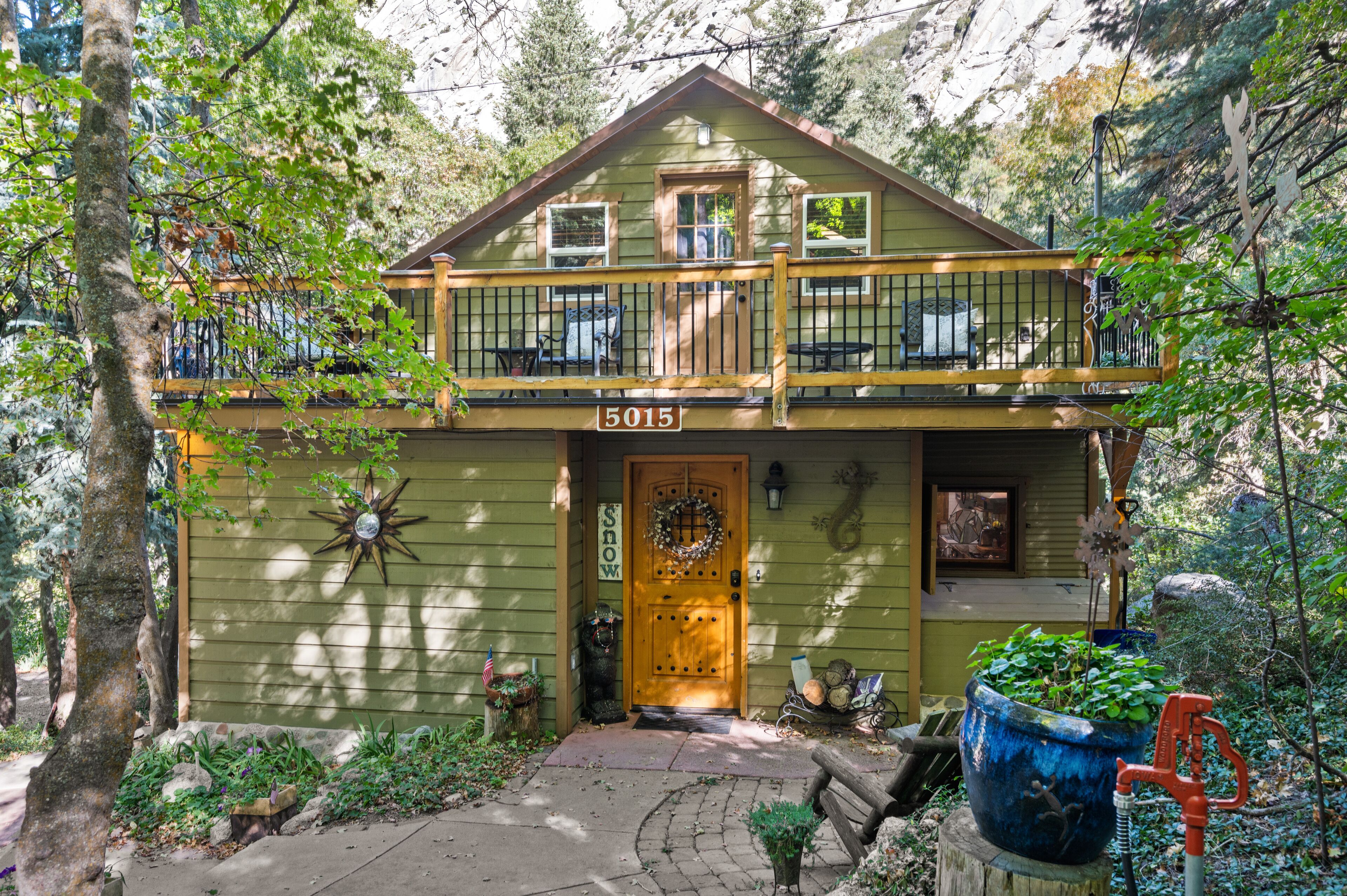 Private Ski/vacation cabin in canyon forest below ski resorts!