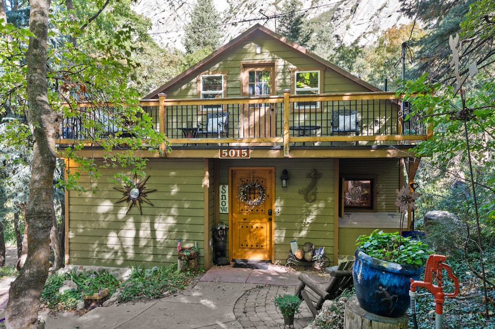 Private Ski/vacation cabin in canyon forest below ski resorts!