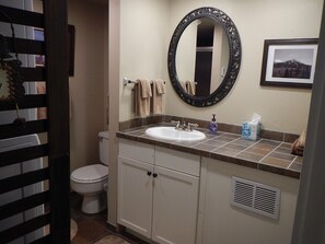 Kombination af bruser/badekar, hårtørrer, håndklæder, Shampoo