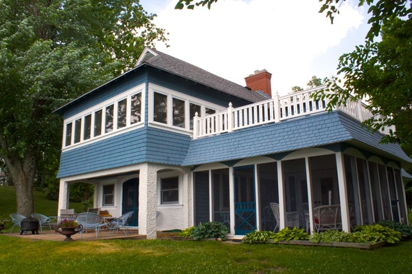 The Aubenaubee Lodge sits ground level to the lake