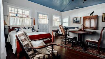 5 Schlafzimmer, Schreibtisch, Bügeleisen/Bügelbrett, Reisekinderbett