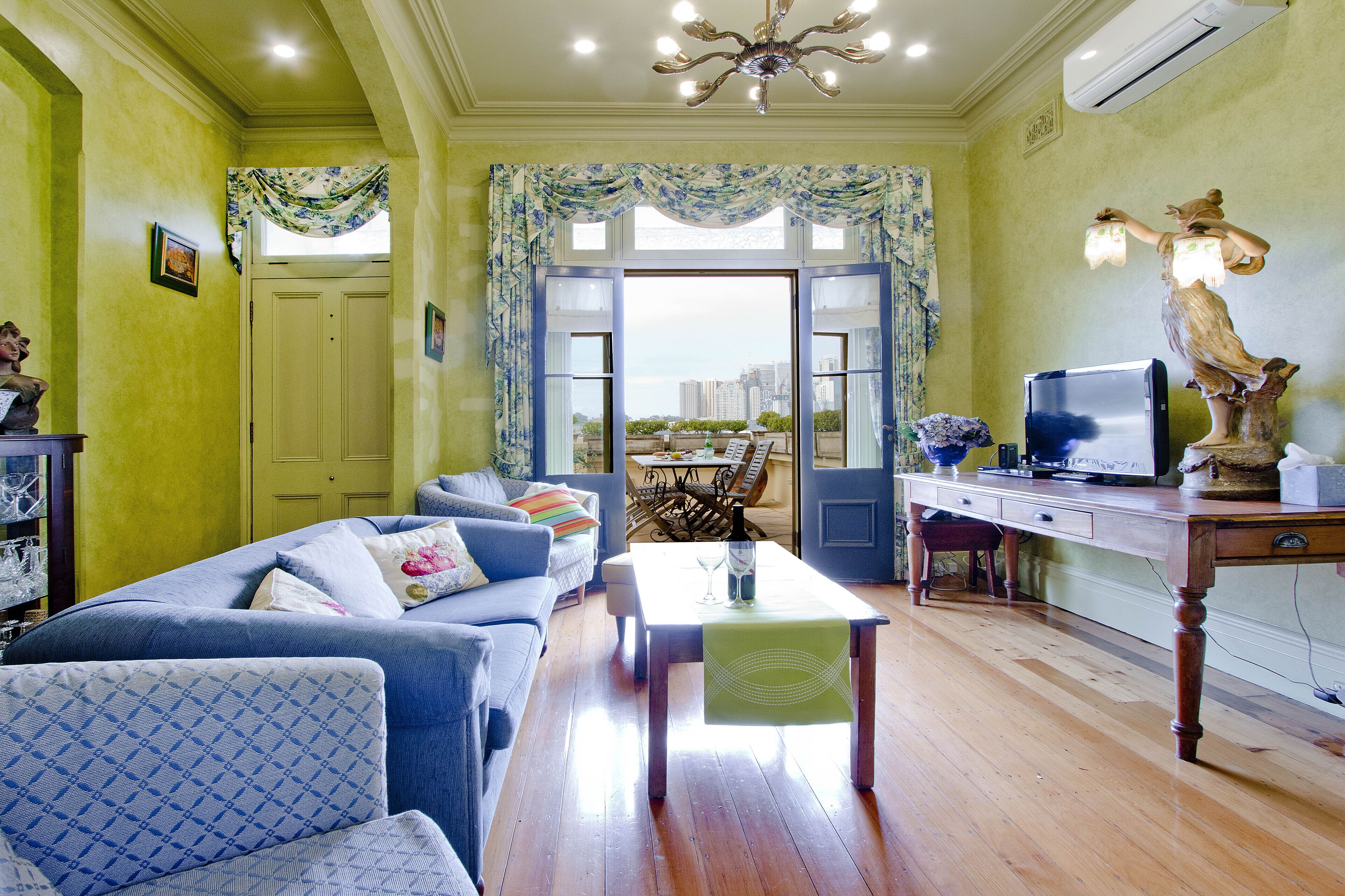 Inner Sydney. Harbour Bridge, Opera House City views