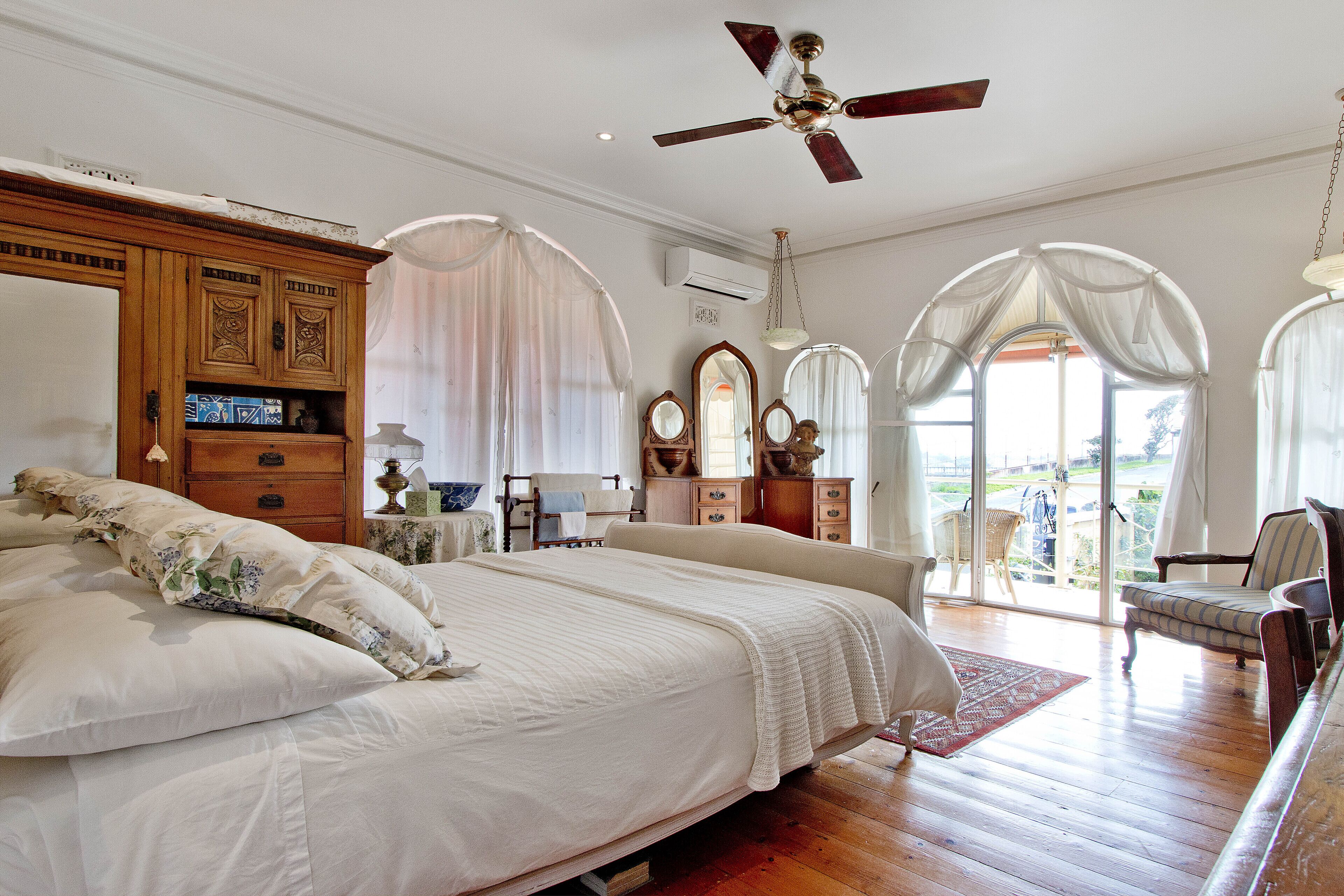 Inner Sydney. Harbour Bridge, Opera House City views