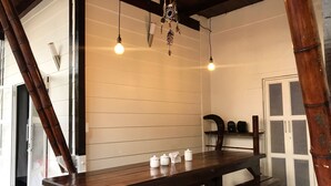 A wooden bench with a white door in the background. - Ballena Dorada Hotel Boutique (Bahía Ballena)