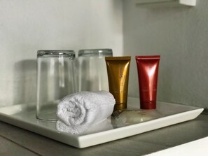 Deluxe Room, 1 King Bed, Non Smoking, Pool View | Bathroom | Shower, designer toiletries, towels, soap - Ballena Dorada Hotel Boutique (Bahía Ballena)