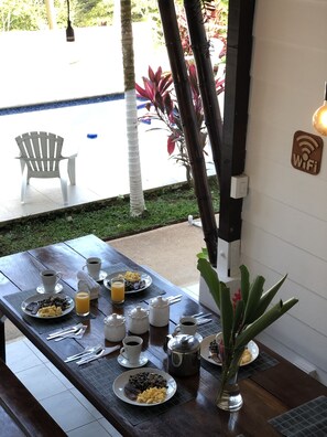 Frokost med lokale retter hver dag (mot et tillegg)